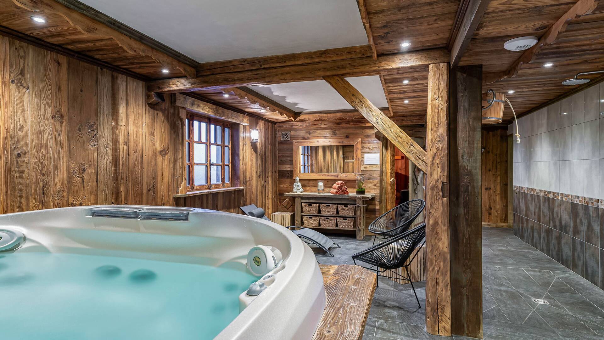indoor Jacuzzi 