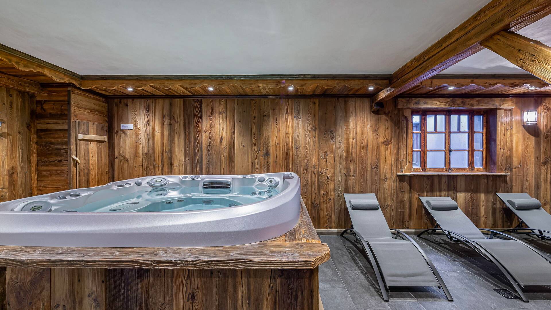 indoor Jacuzzi 
