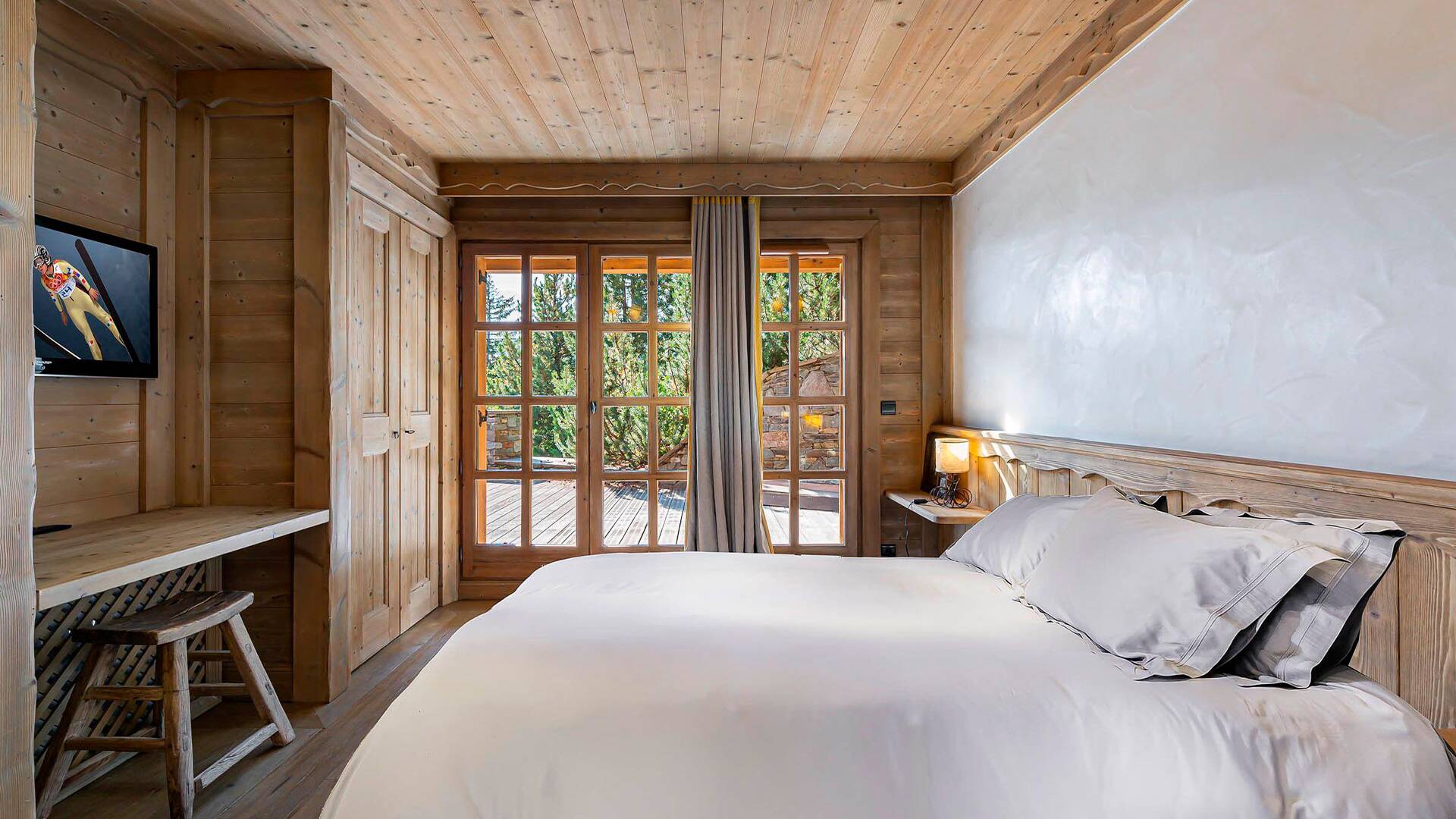 double bedroom with outdoor access 