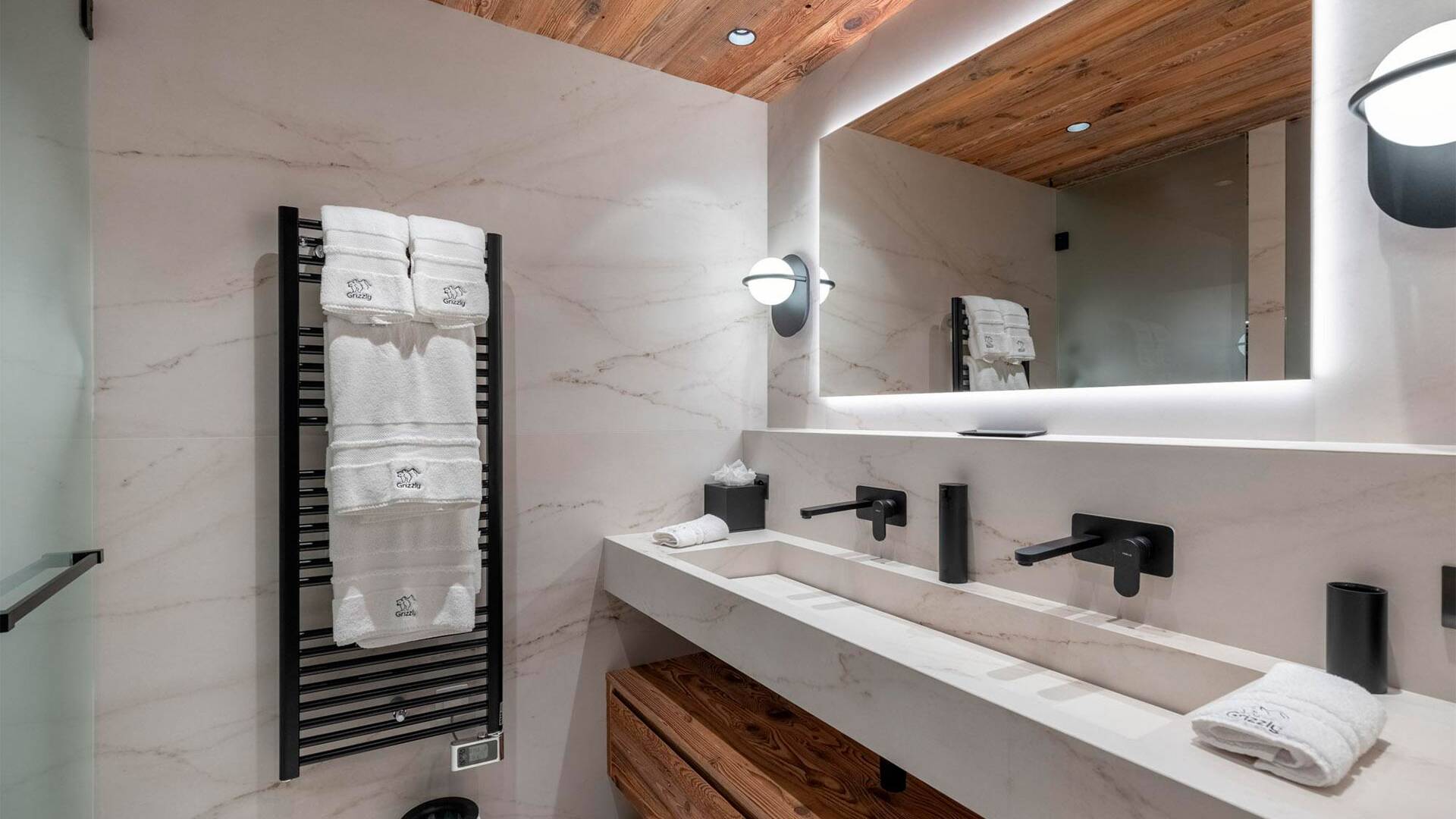 en suite bathroom with double  basin 