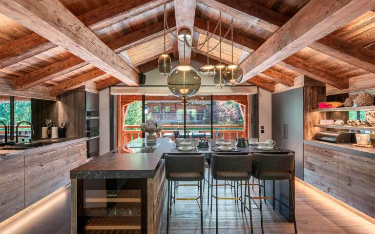 fully equipped kitchen and breakfast table