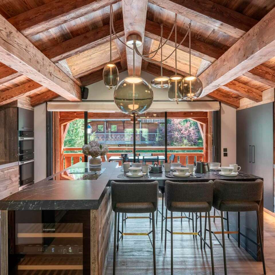 fully equipped kitchen and breakfast table