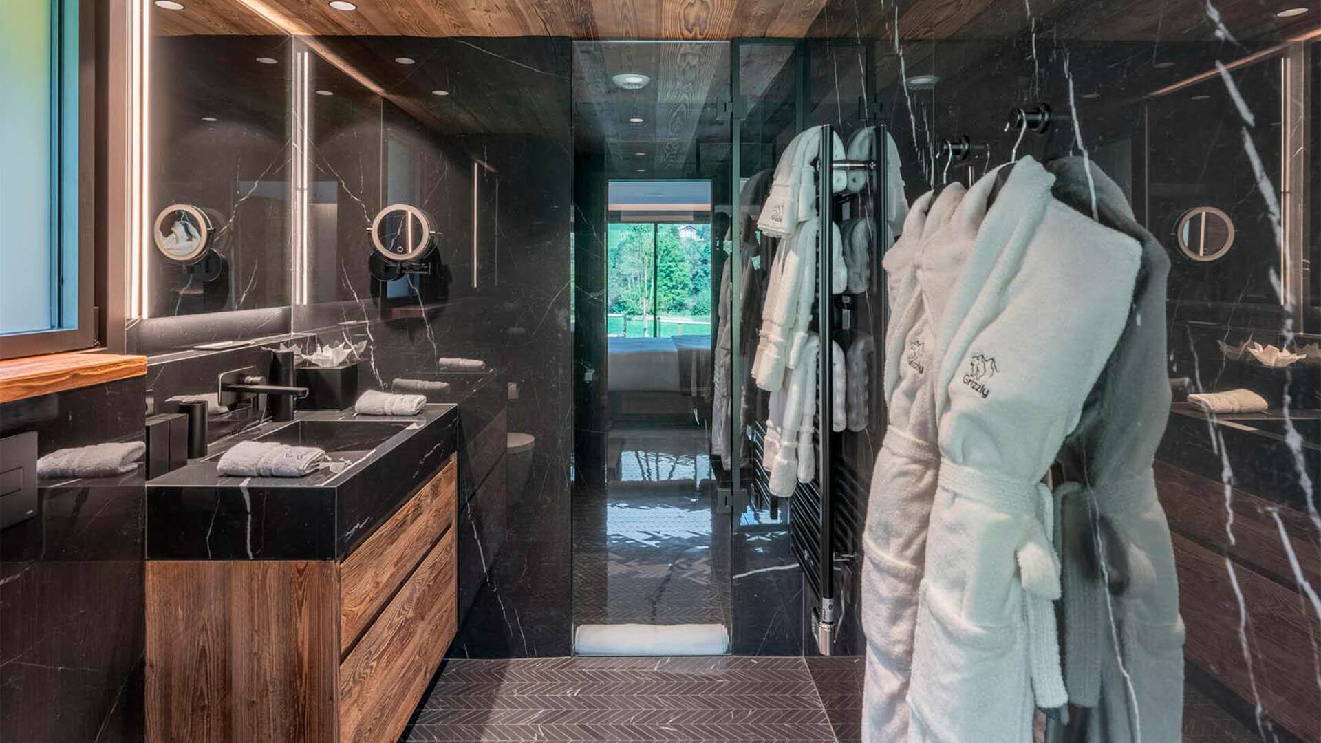 en suite bathroom with walk-in shower