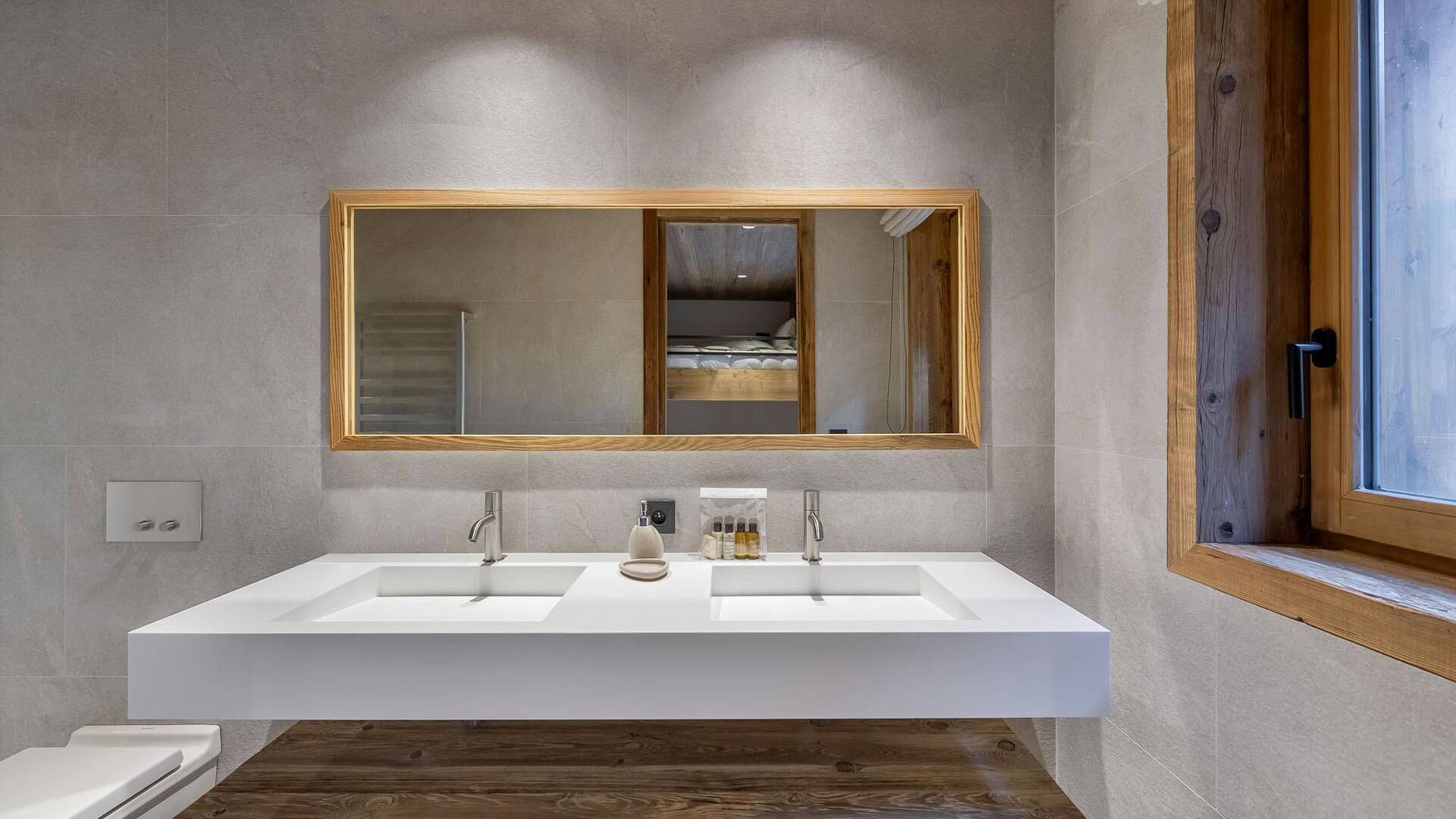elegant en suite bathroom