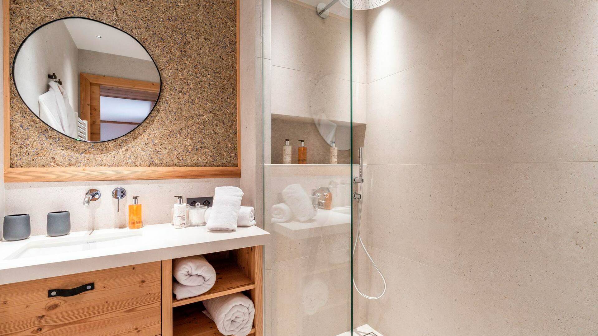 en suite bathroom with walk-in shower