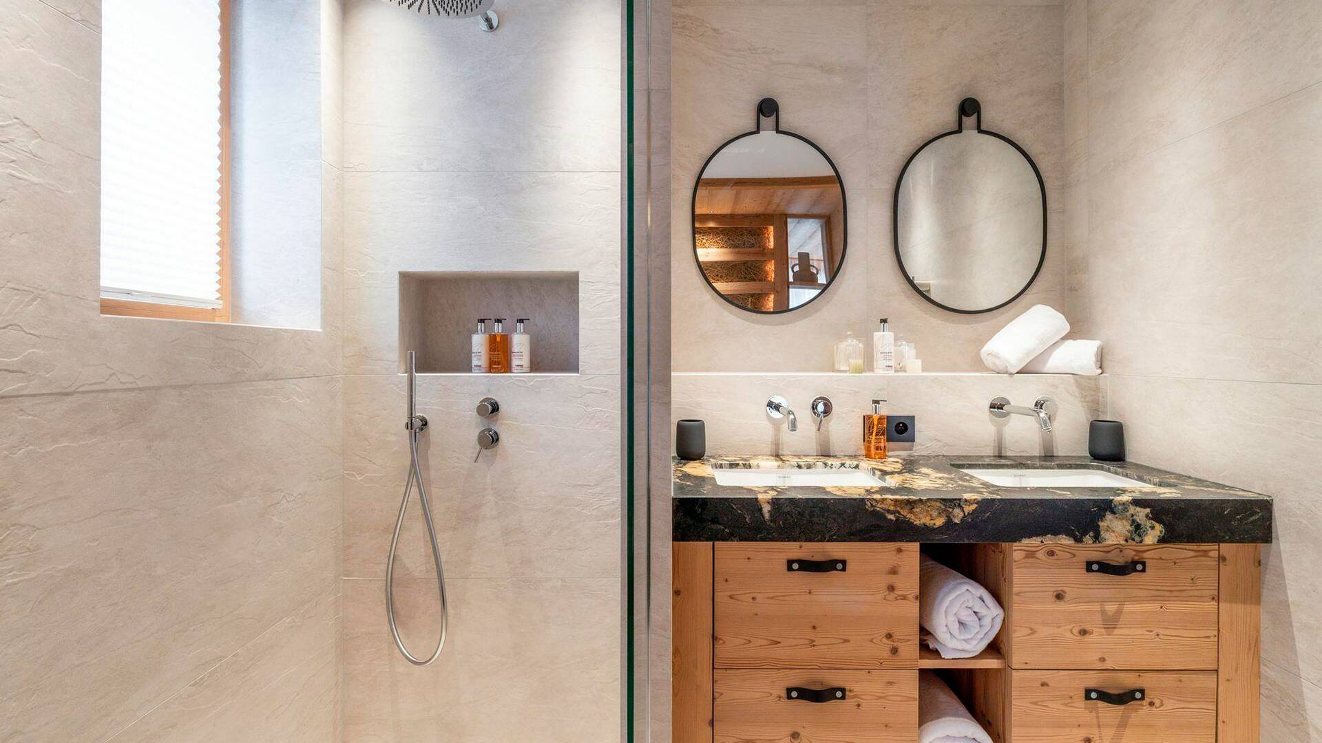 en suite bathroom with walk-in shower