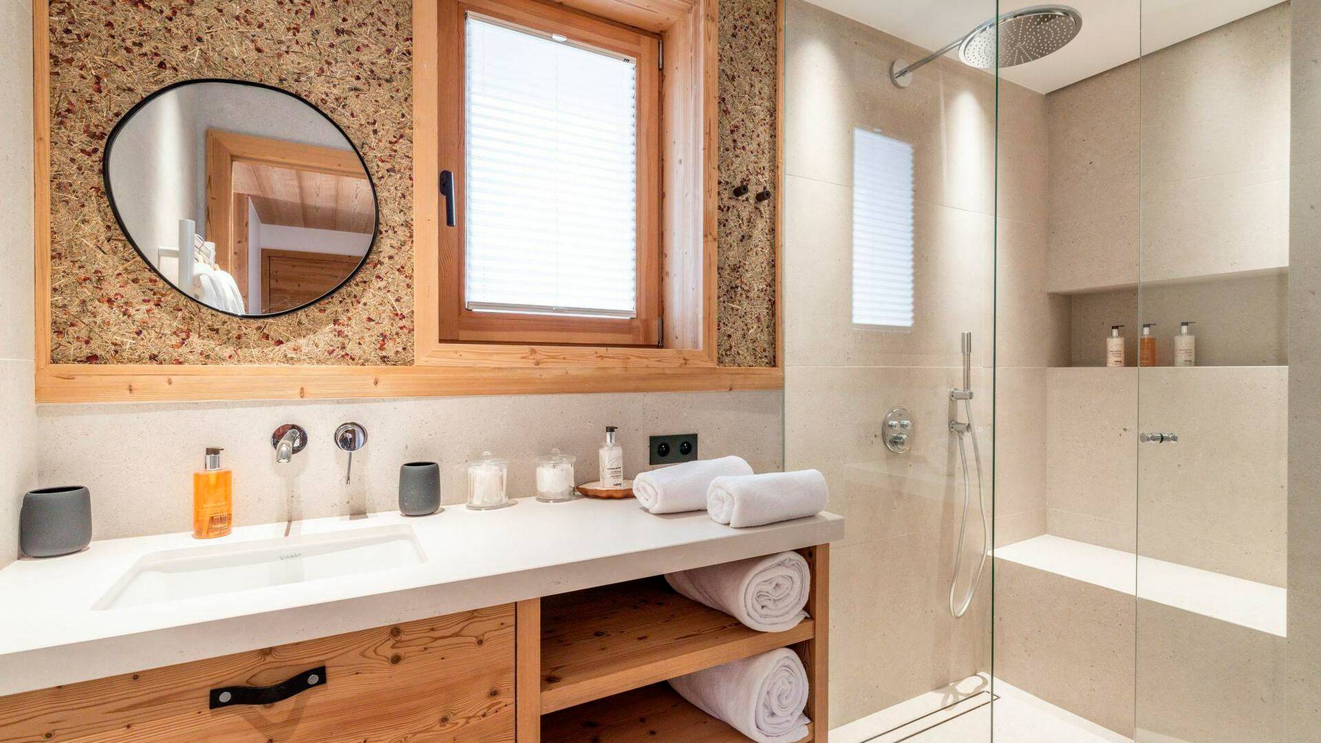 en suite bathroom with walk-in shower 