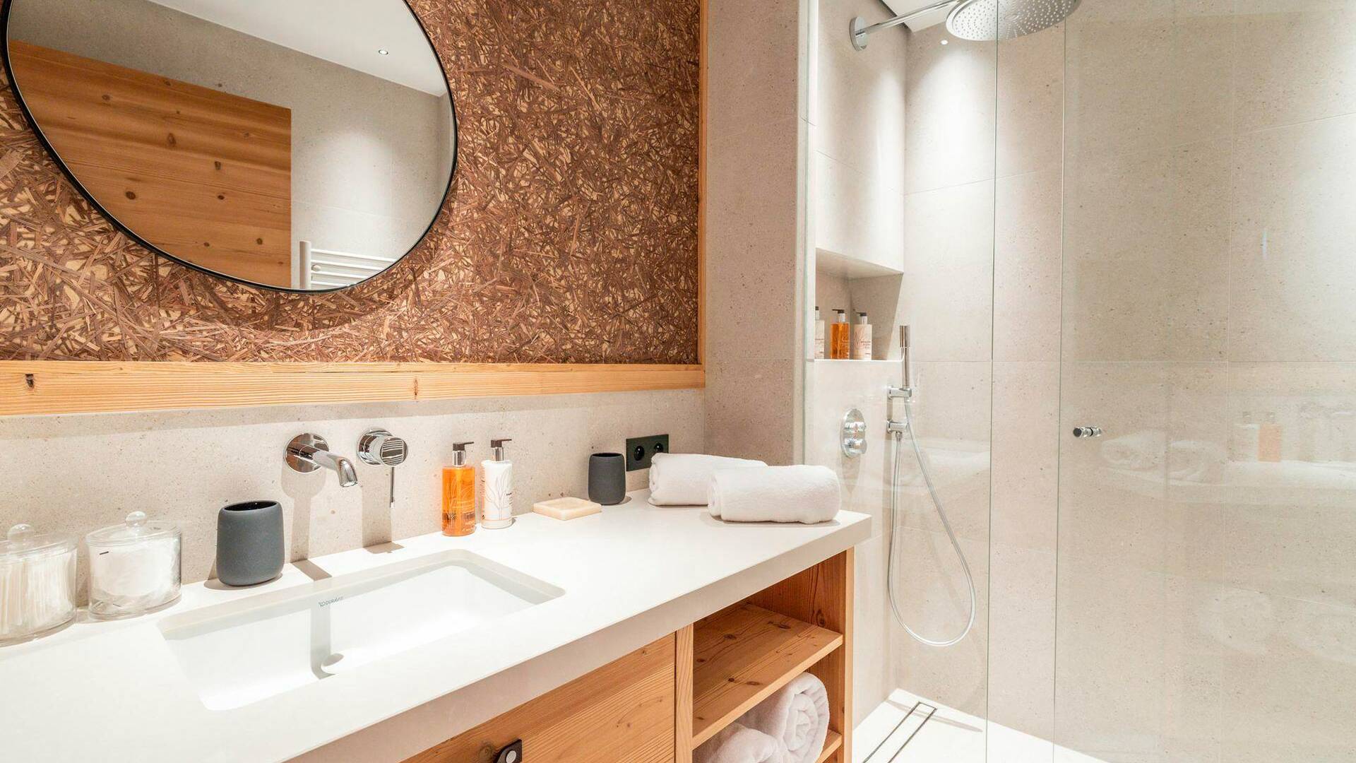 en suite bathroom with walk-in shower 