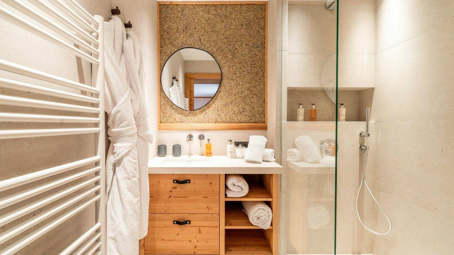 en suite bathroom with walk-in shower