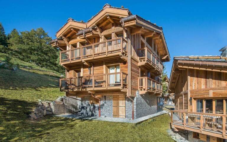 luxury Chalet White Cat
