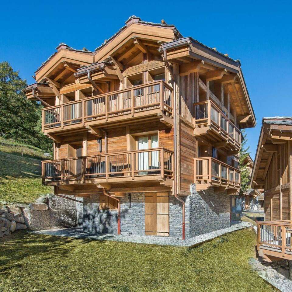 luxury Chalet White Cat