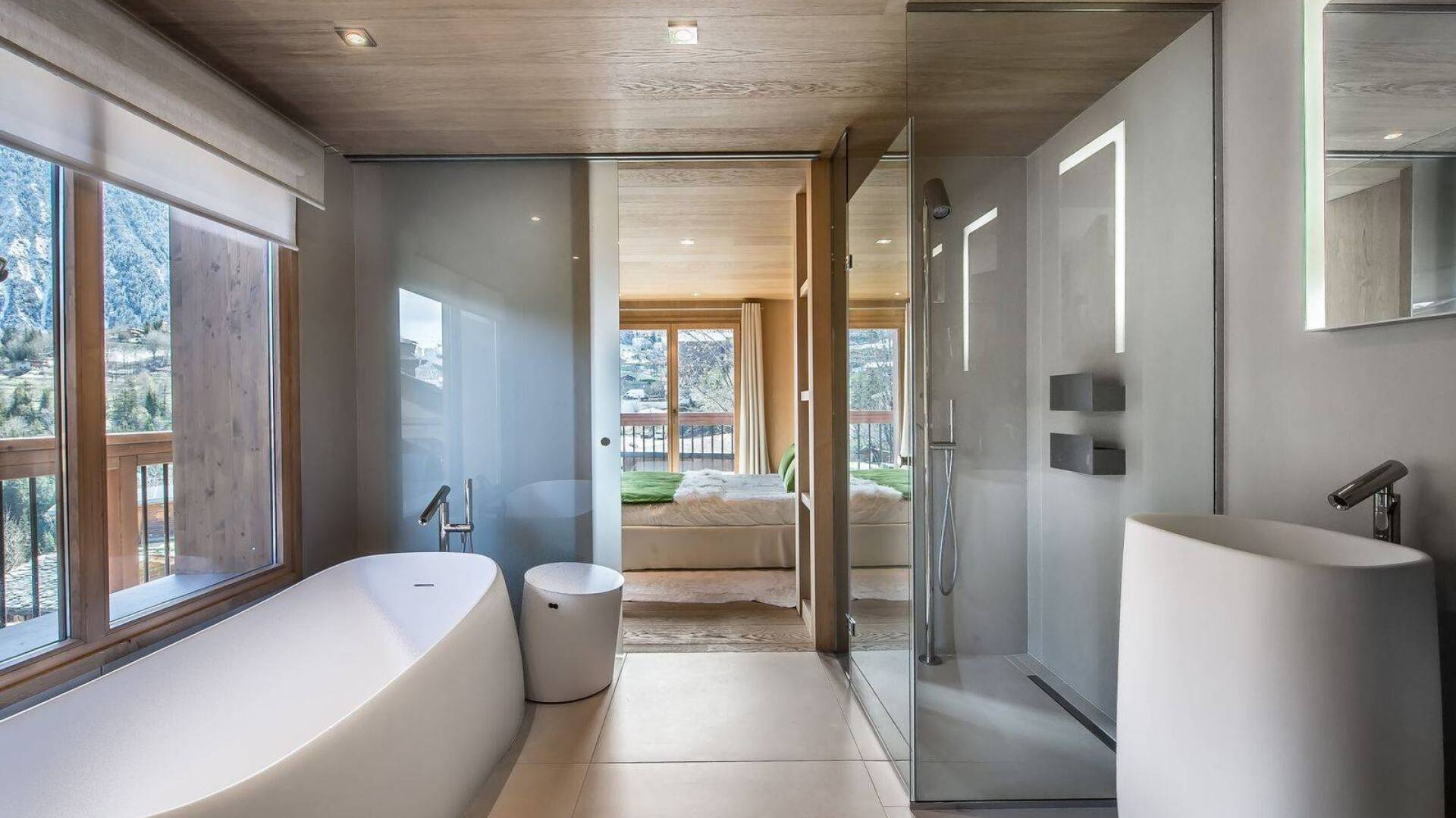 en suite bathroom of bedroom 3, third floor