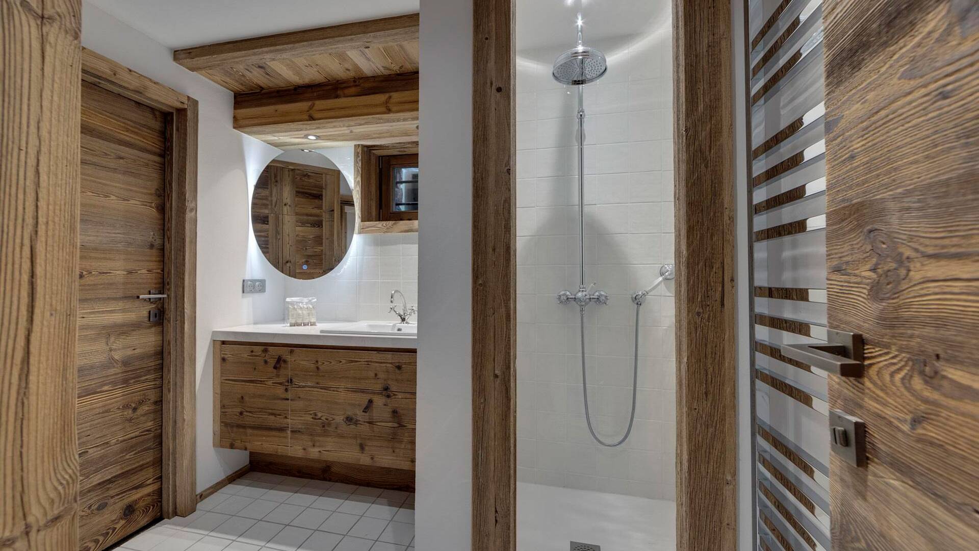 en suite bathroom with shower