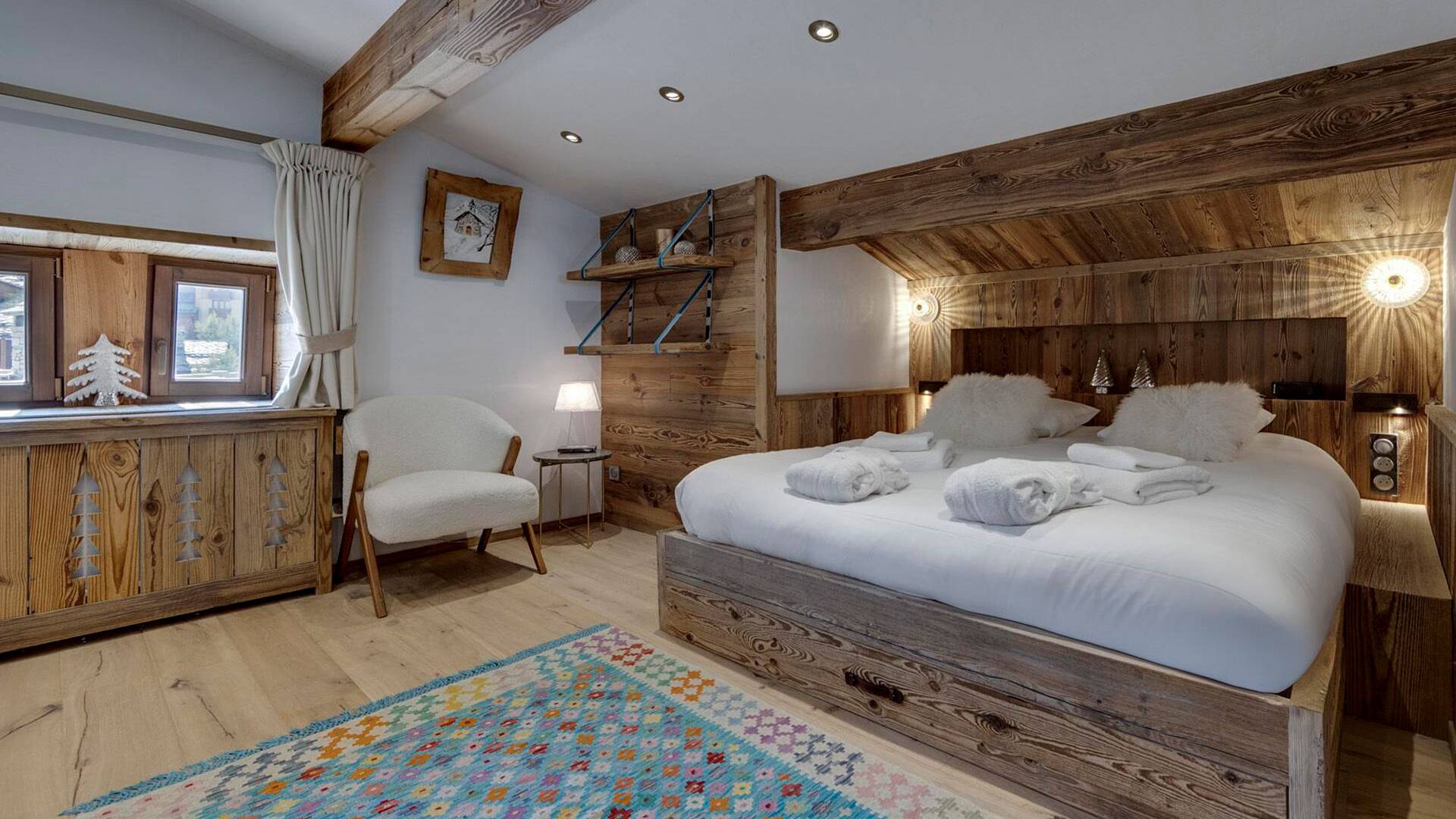 large en suite double bedroom 