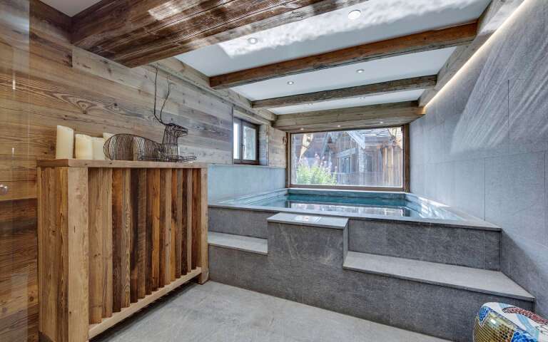 indoor swimming pool 