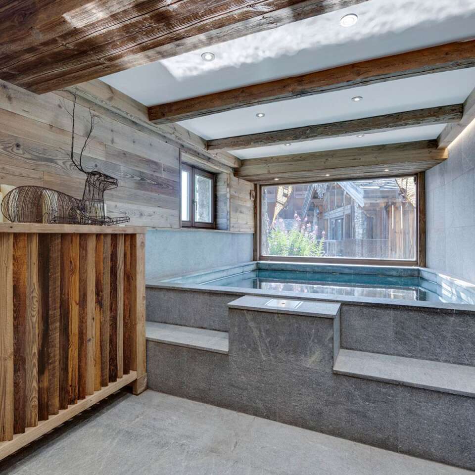 indoor swimming pool 