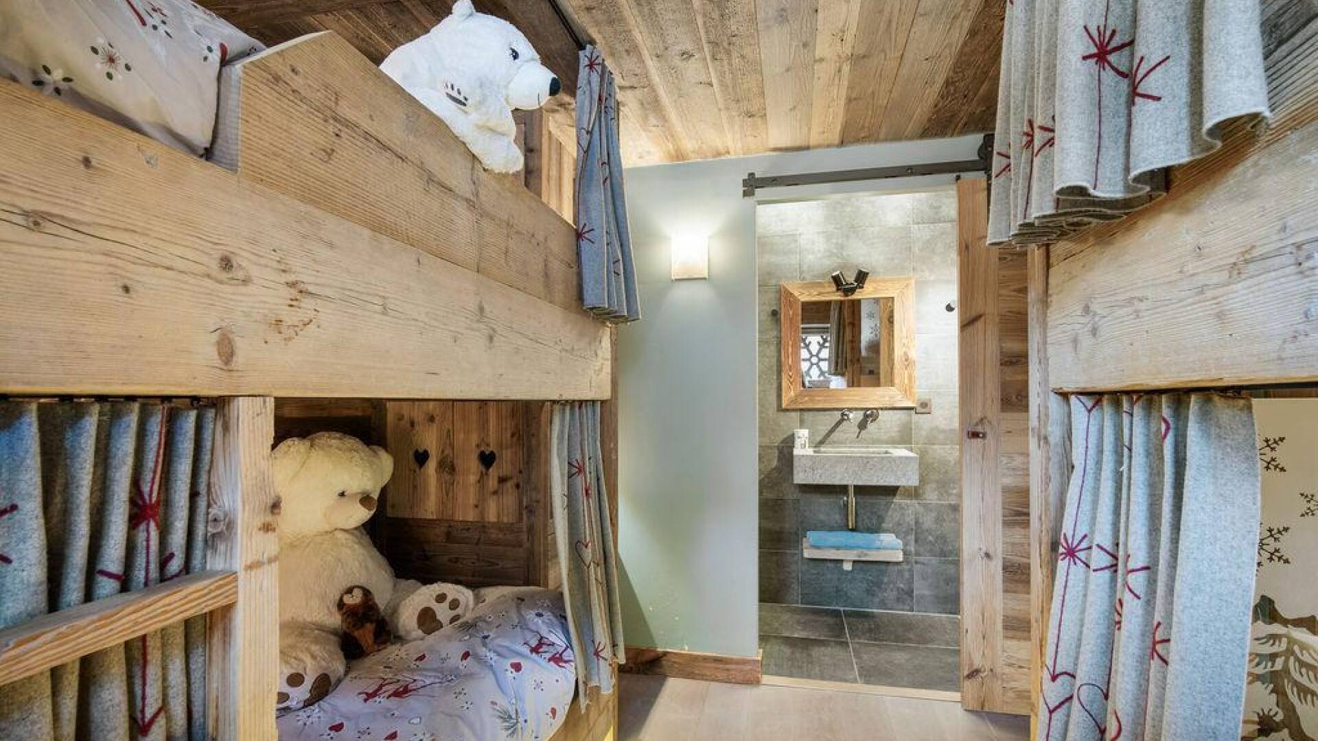children bedroom with two bunk beds up to 4 sleeps 