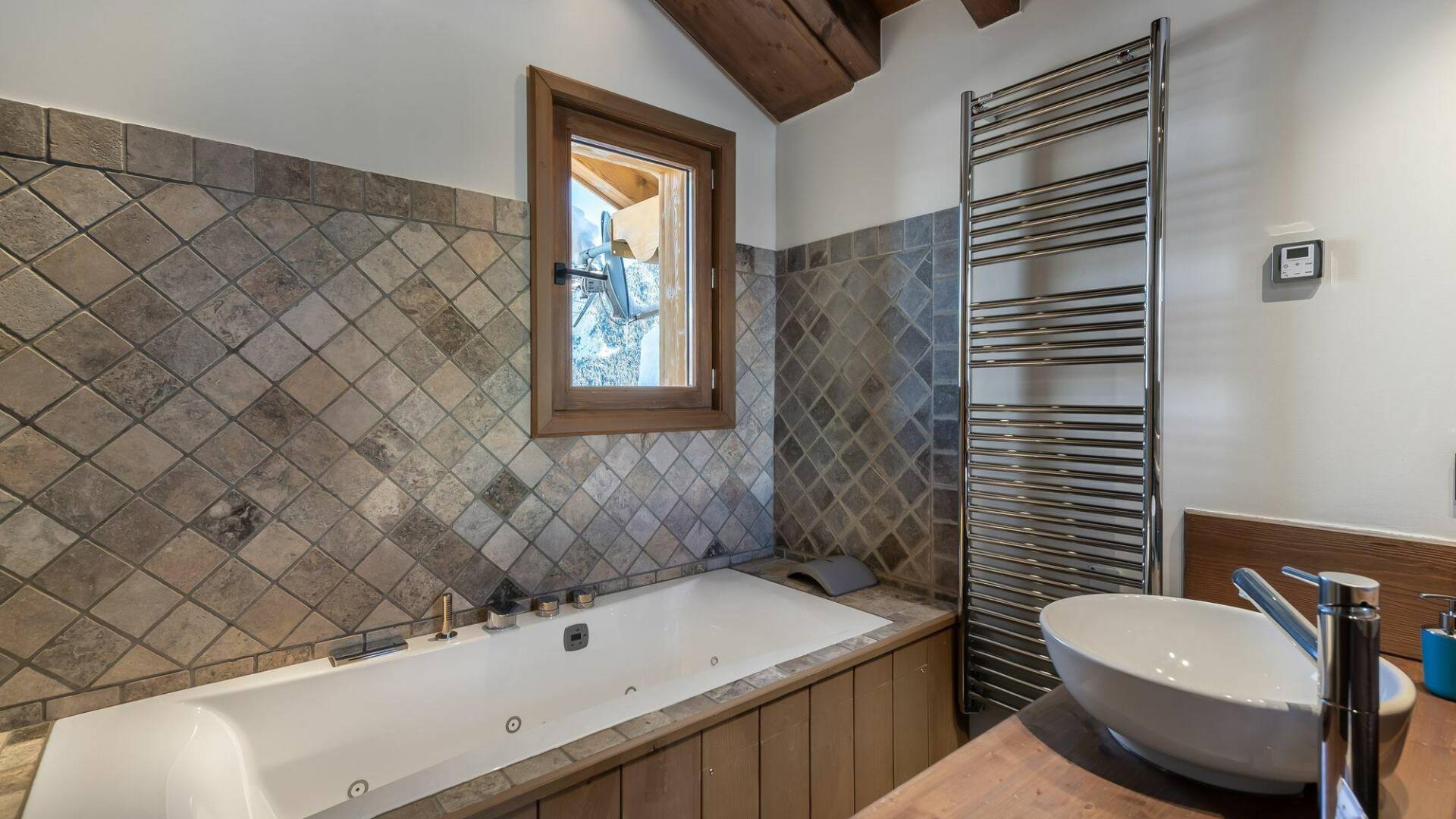 en suite bathroom of bedroom 6, third floor