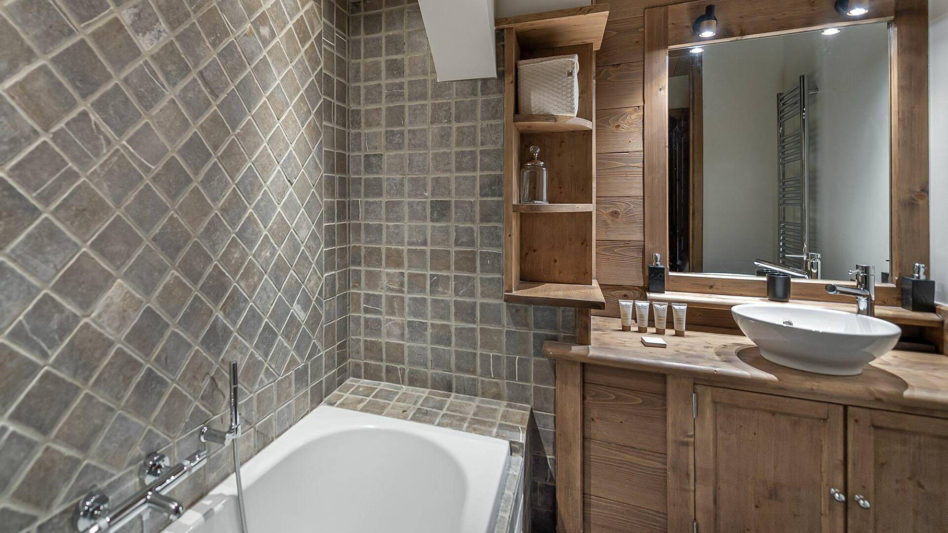 en suite bathroom of bedroom 6, third floor