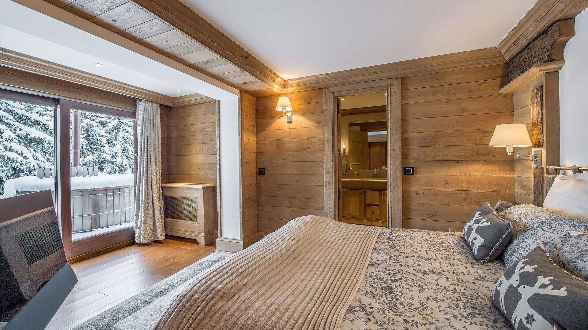 large double bedroom with en suite bathroom