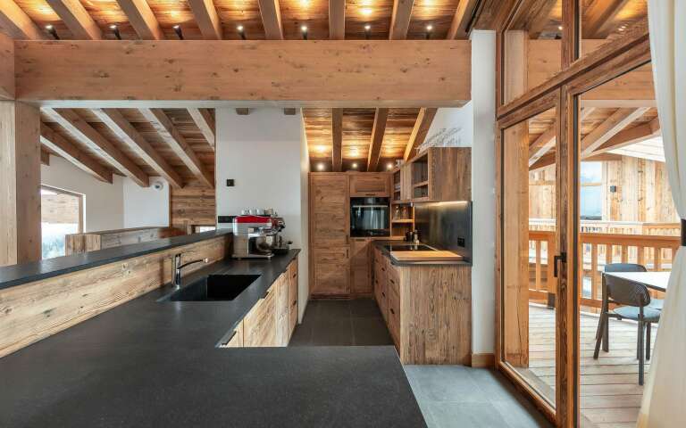 fully equipped kitchen 