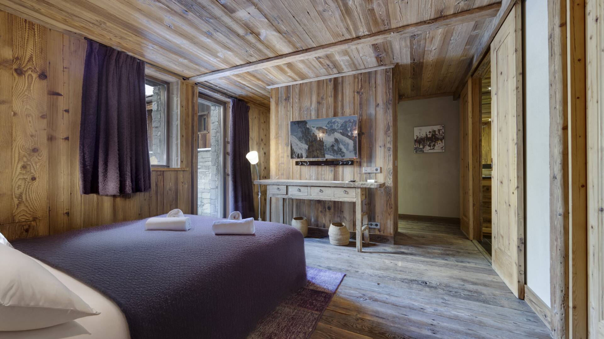 en suite double bedroom with outdoor direct access 