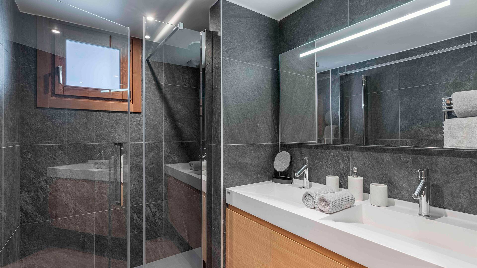 en suite bathroom with walk-in shower