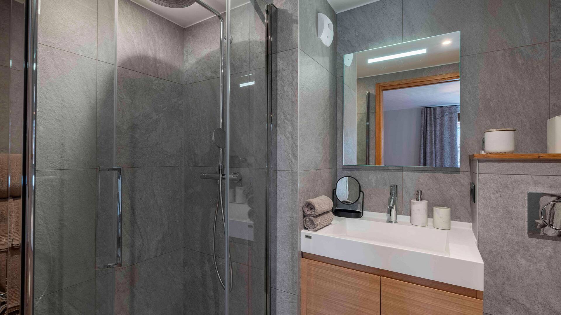 en suite bathroom with shower