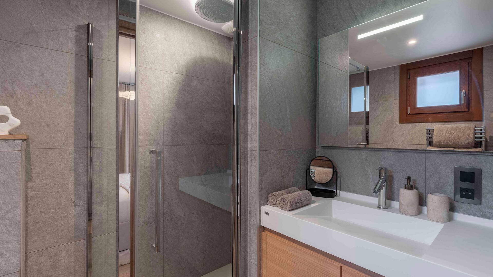 en suite bathroom with shower