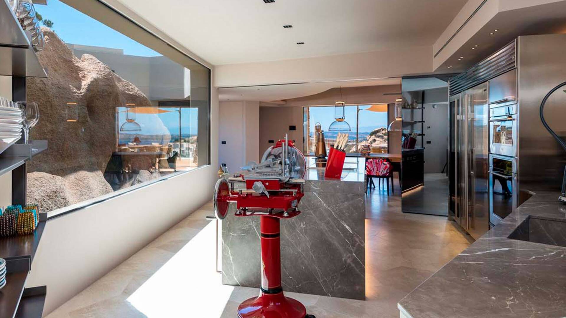 fully equipped kitchen 