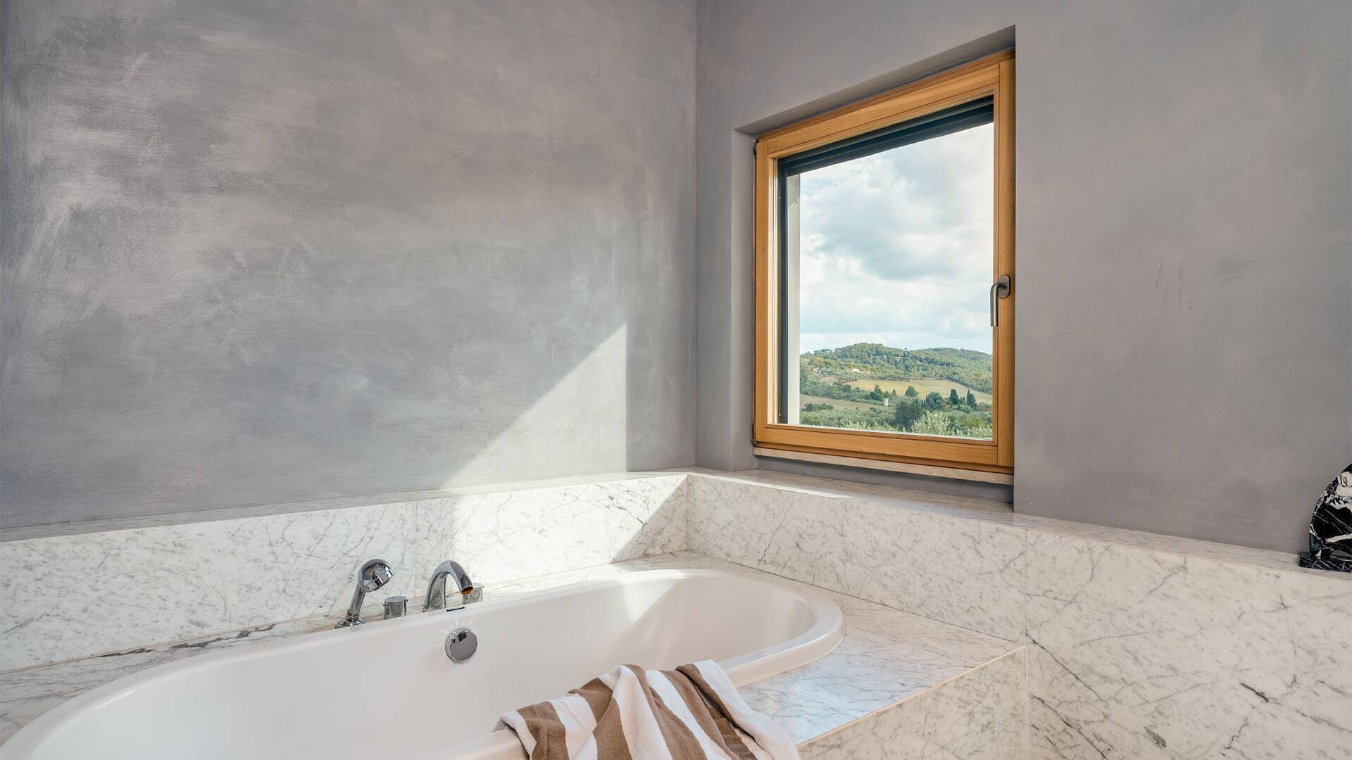en suite bathroom with bathtub