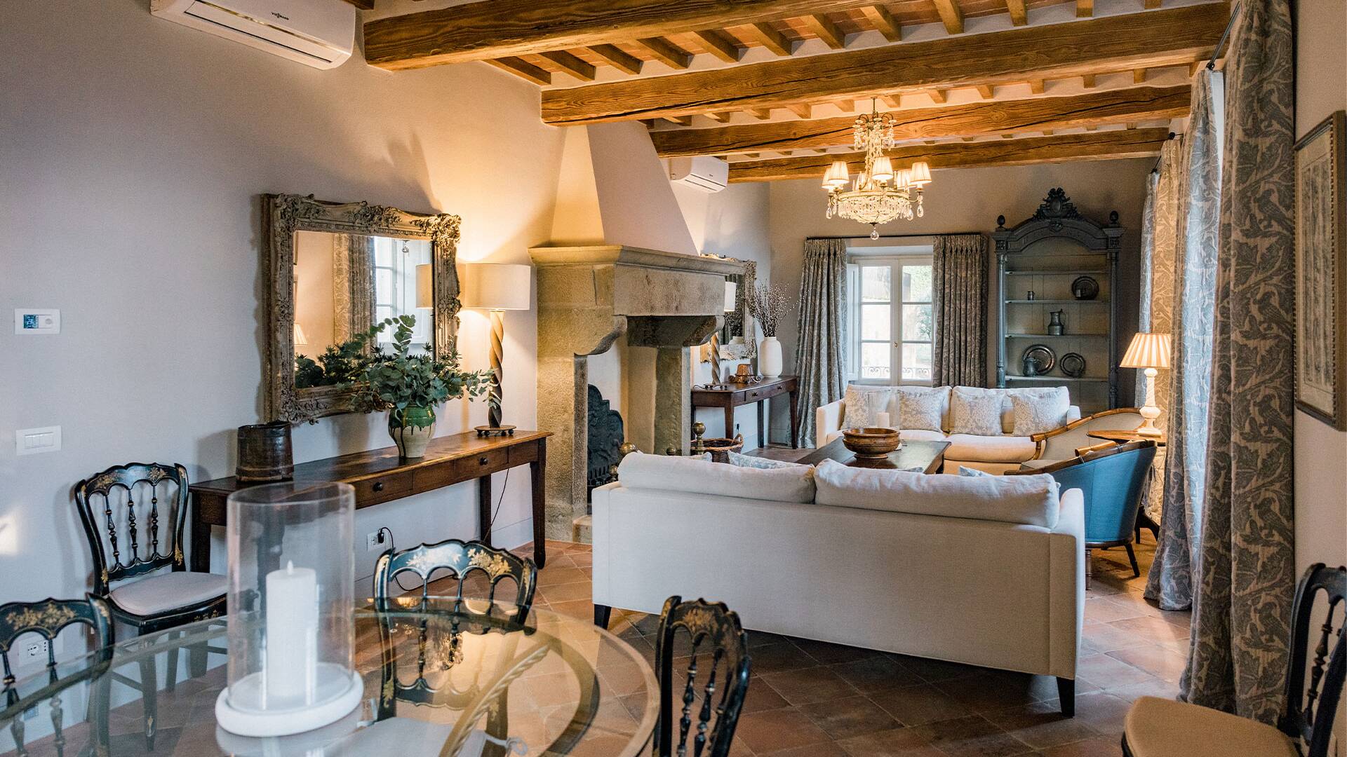 living area with wooden cielings and comfortable sofas 