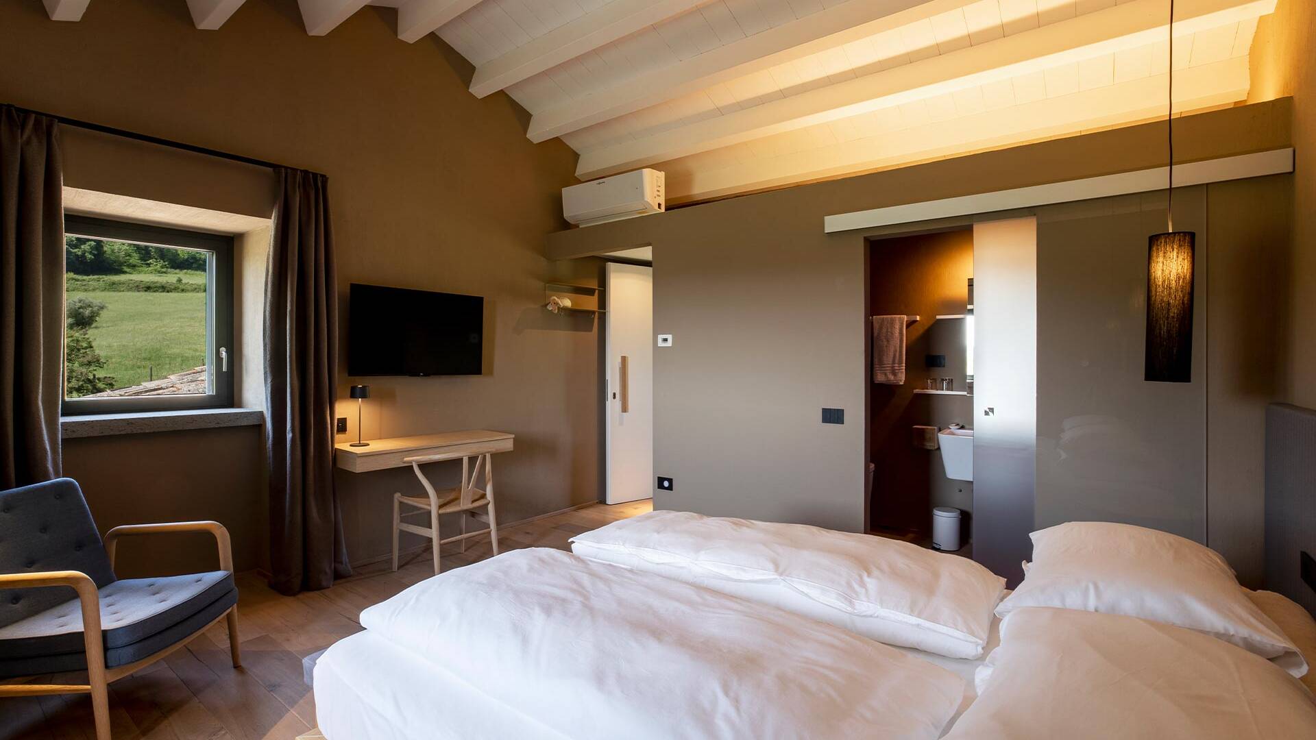  double bedroom with en suite bathroom 