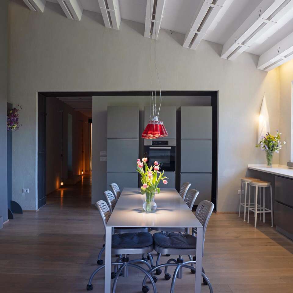 fully equipped kitchen with dining table