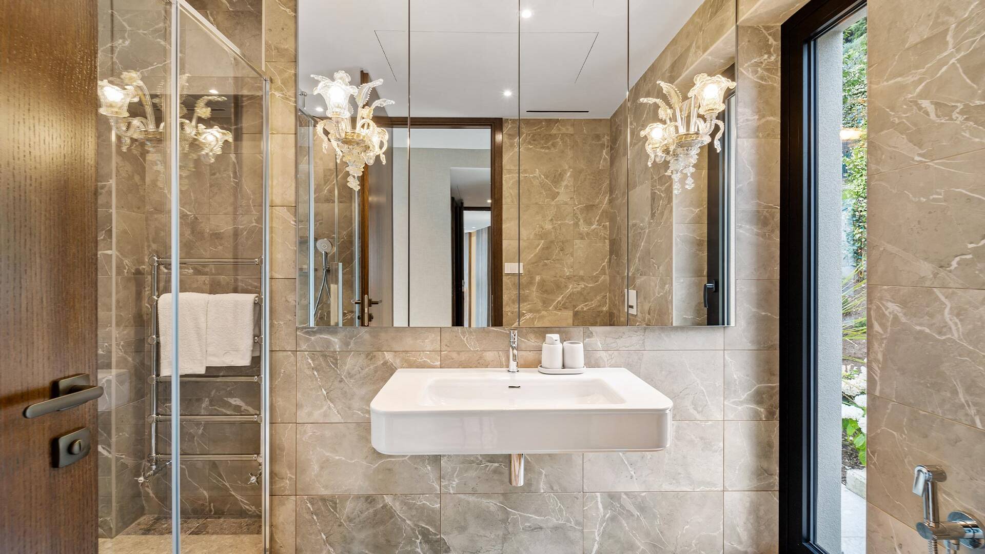 en suite bathroom with walk-in shower
