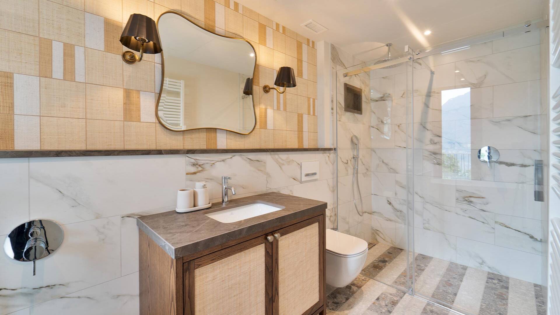 en suite bathroom with large walk-in shower