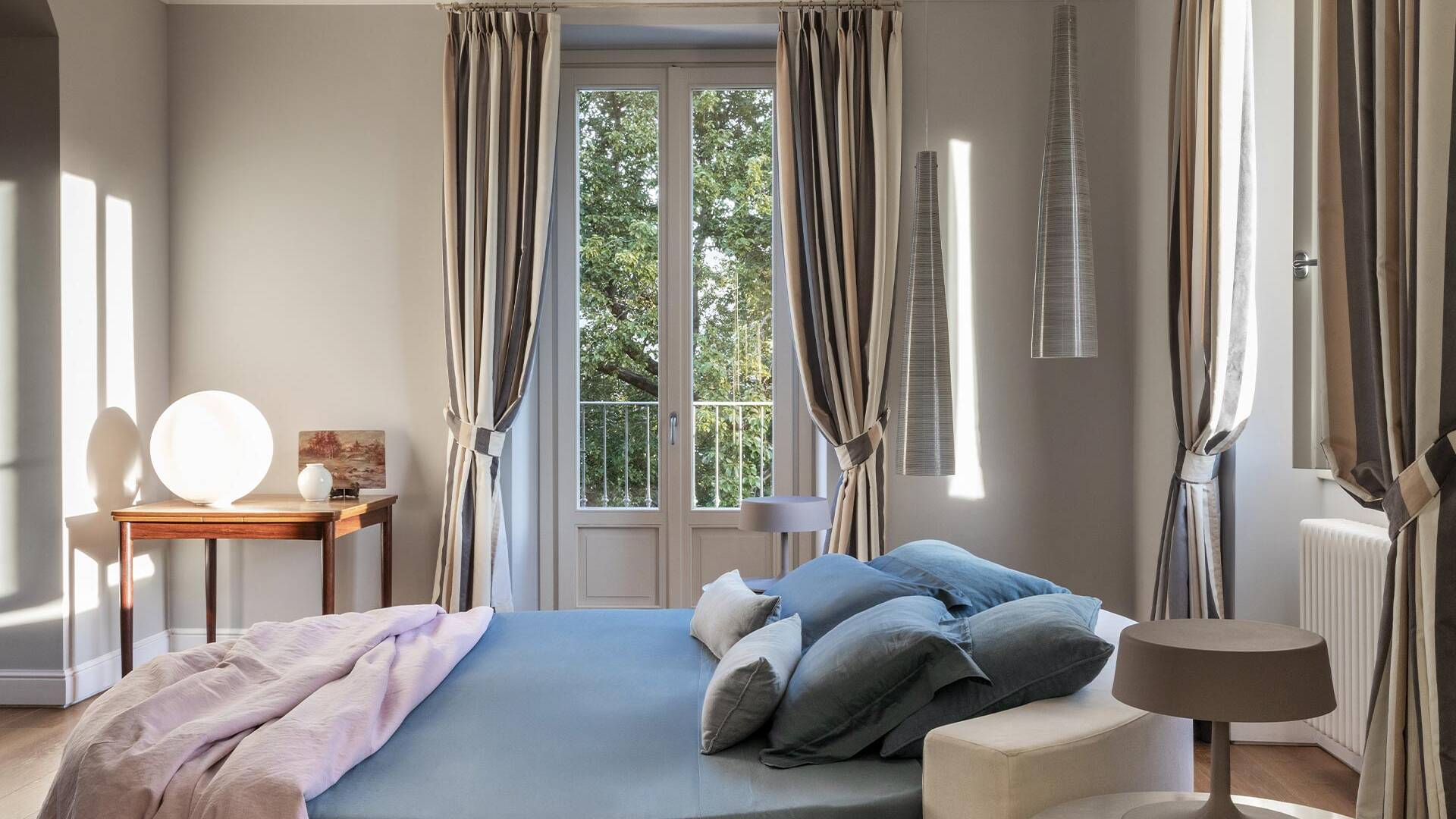 double bedroom with round bed