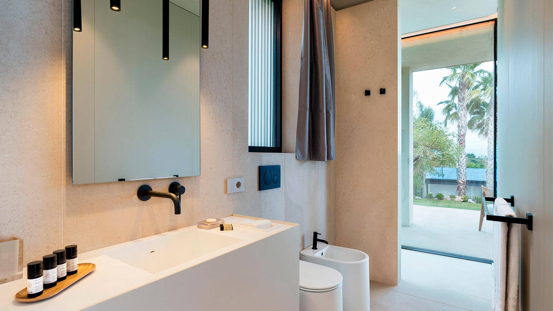 en suite bathroom with walk-in shower