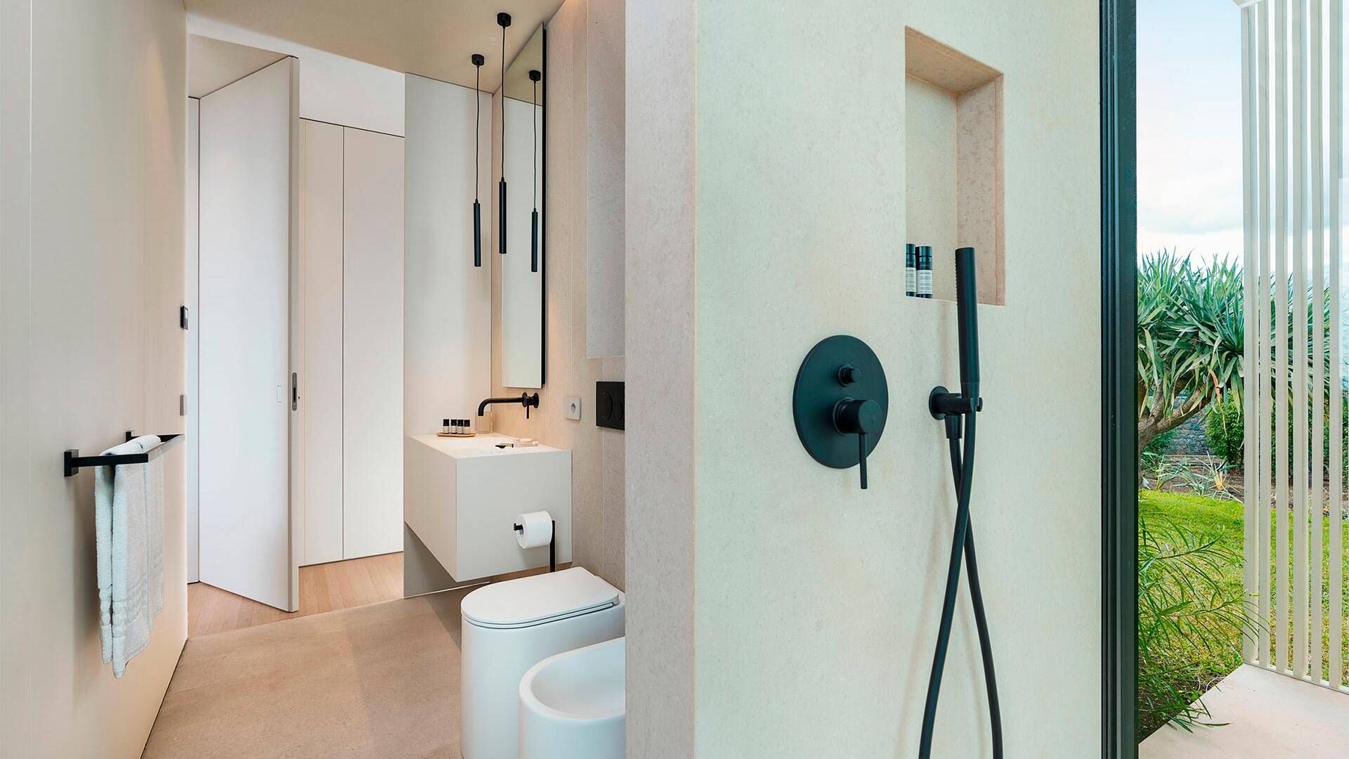 en suite bathroom with walk-in shower