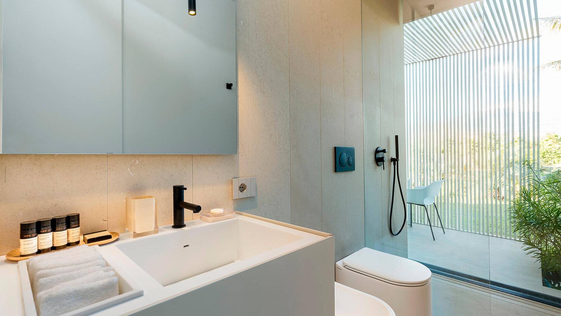 en suite bathroom with large walk-in shower
