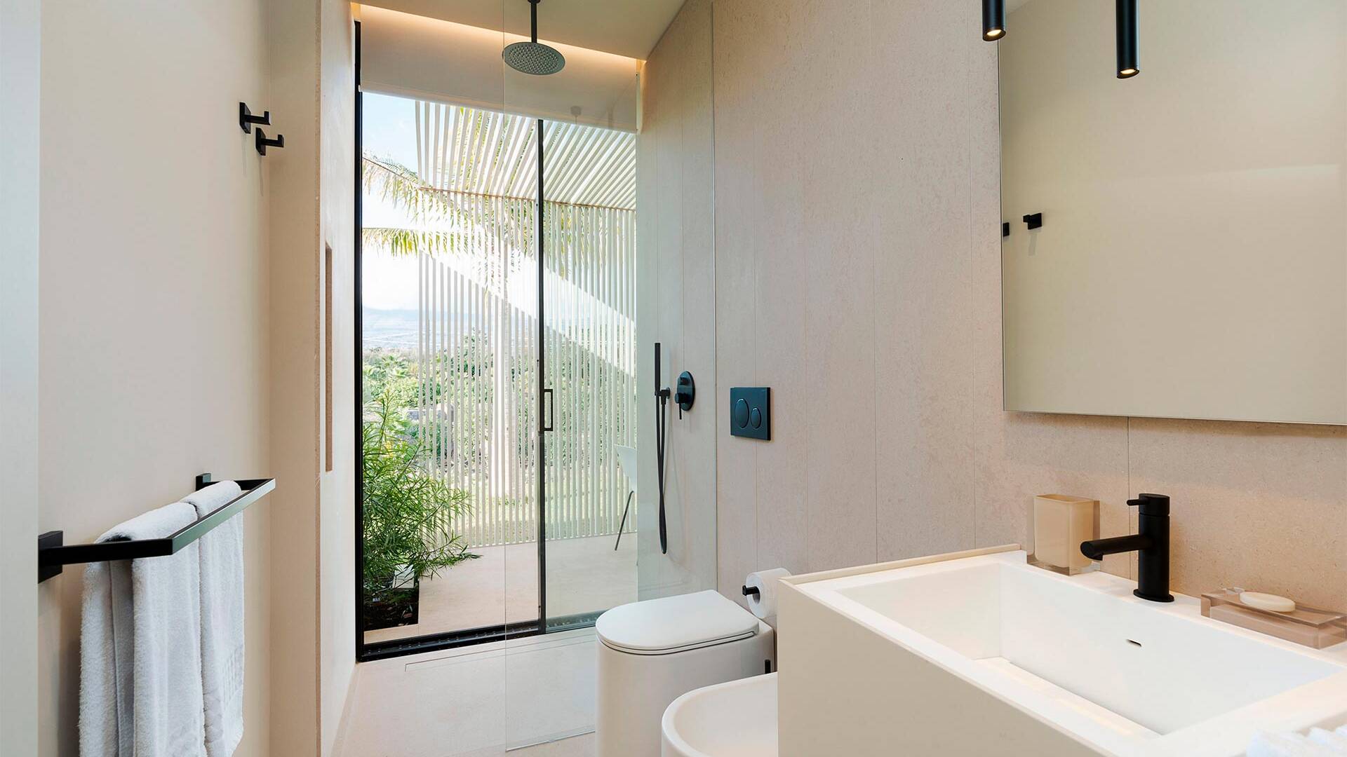 en suite bathroom with large walk-in shower