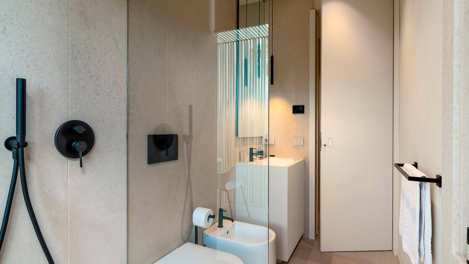en suite bathroom with walk-in shower