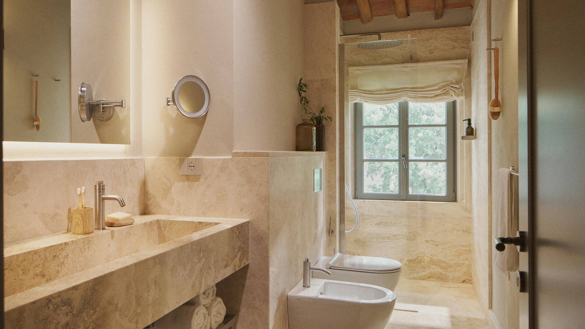 en suite bathroom with walk-in shower