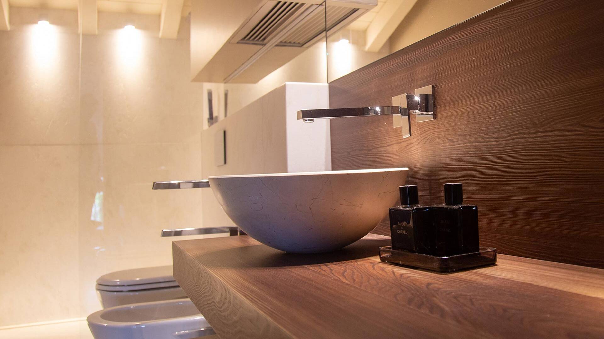 en suite bathroom with walk-in shower
