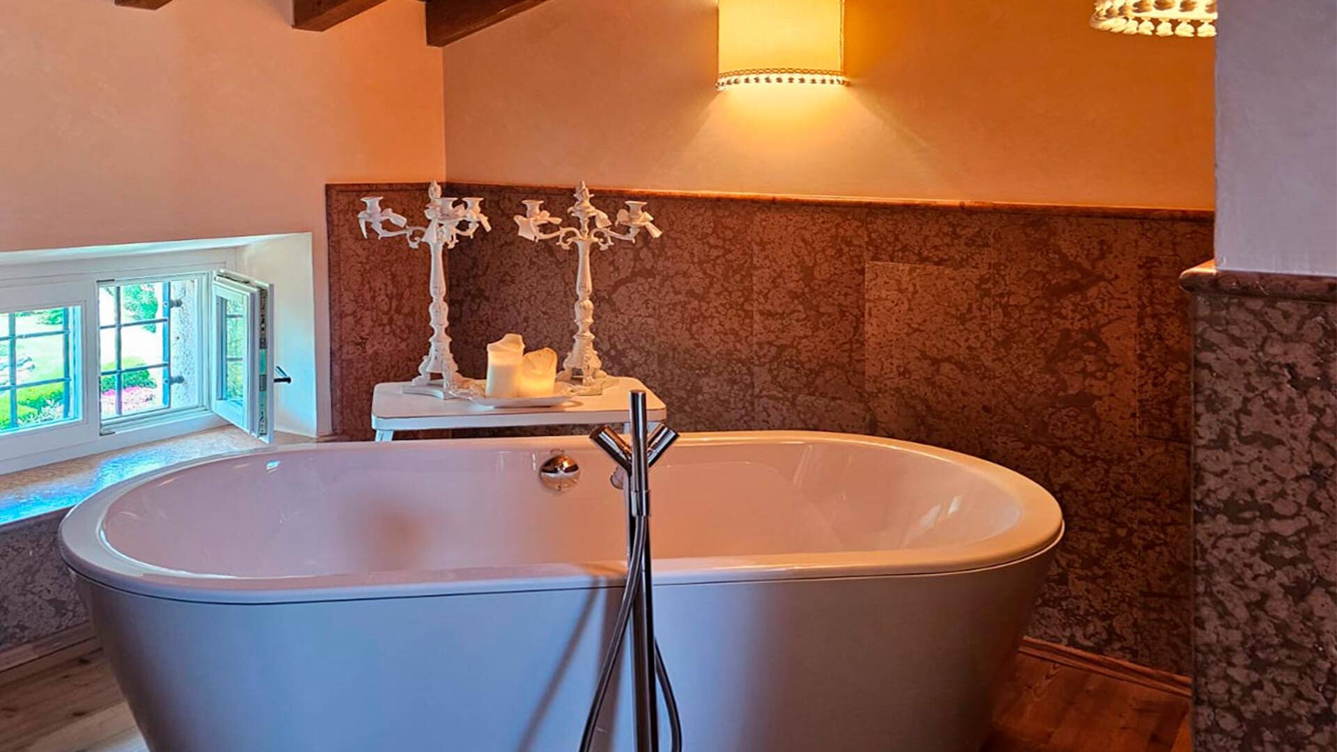 en suite bathroom with freestanding bathtub