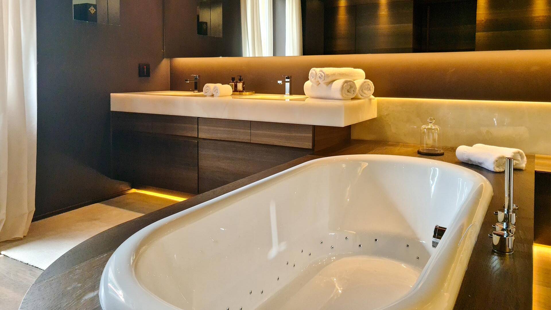 en suite bathroom with bathtub