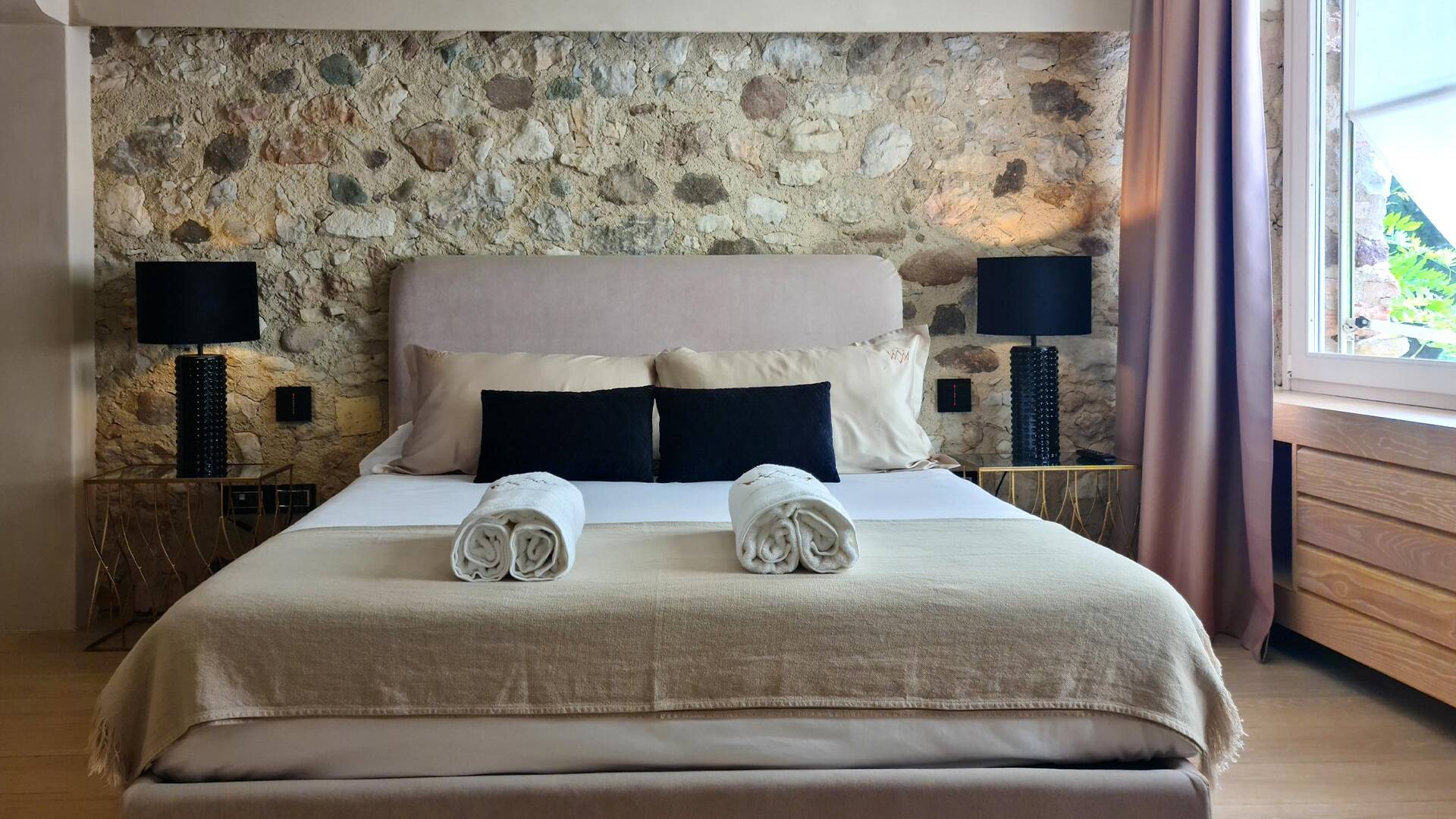 en suite double bedroom, main villa