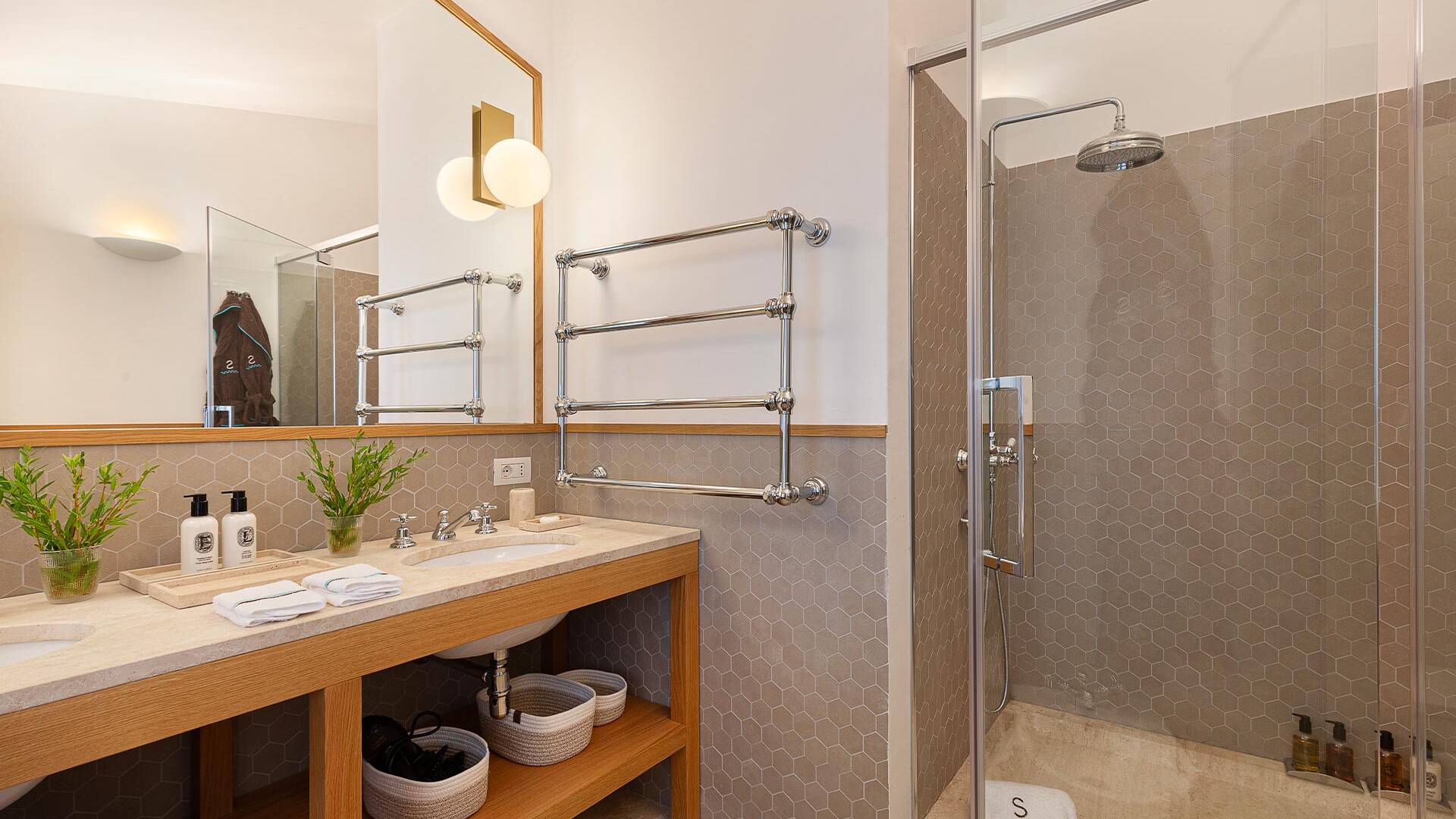 en suite bathroom with  walk-in shower