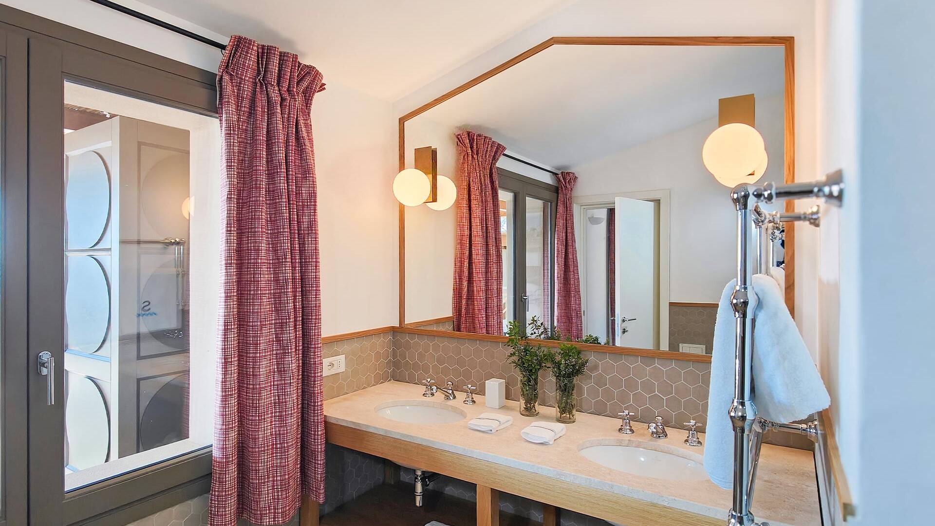 en suite bathroom with double sink