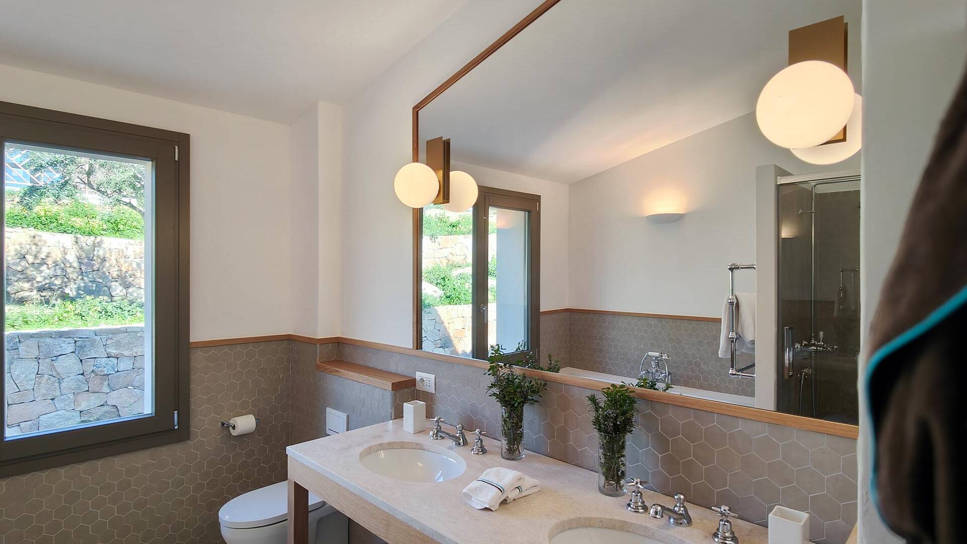 en suite bathroom with double sink